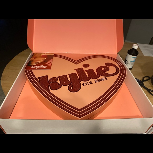 💖 Lowest Price Around💖 Kylie Cosmetics Valentine PR Box ❤️ SOLD OUT! - Picture 6 of 6